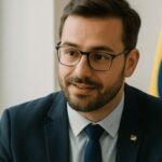Uma cena realista mostrando um casal conversando com um funcionário do consulado brasileiro em uma sala iluminada naturalmente, com a bandeira do Brasil ao fundo e enquadramento em plano médio, transmitindo ambiente institucional e acolhedor