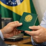 Como solicitar uma certidão de apontamento de protesto? 3 Funcionário de cartório carimbando uma certidão sobre a mesa de atendimento, em um ambiente interno elegante e institucional, com iluminação suave e foco nos detalhes das mãos, do carimbo e da expressão séria do atendente.
