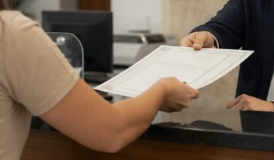 Peça sua certidão de nascimento traduzida e juramentada! Faça a solicitação em casa!