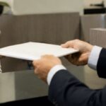 Pessoa recebendo uma certidão em um cartório moderno, em uma cena realista e profissional, com iluminação suave e foco no momento da entrega do documento