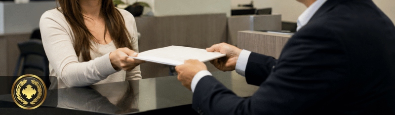 certidão de nascimento de inteiro teor apostilada e digitada Pessoa recebendo uma certidão em um cartório moderno, em uma cena realista e profissional, com iluminação suave e foco no momento da entrega do documento